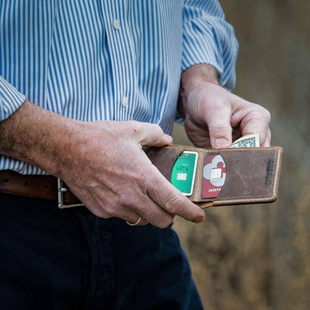 Hanks Slim Bi-fold Wallet in Vintage Brown